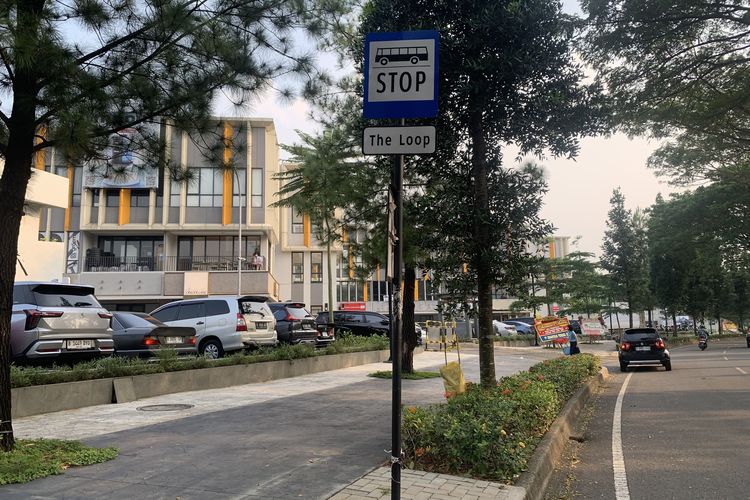 Silakan naik bus BSD Link dari Pasar Intermoda BSD dan turun di Halte The Loop, lokasinya persis di depan kawasan The Loop BSD. Hanya perlu berjalan kaki sekitar 50 meter menuju pintu masuk utama The Loop BSD.