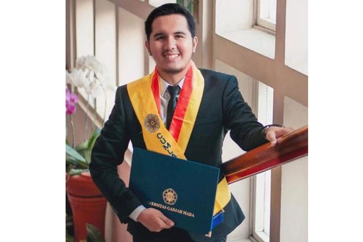 Firdaus Bazyli Azariel Rampius berhasil lulus dengan predikat cum laude dari Universitas Gadjah Mada (UGM) berkat Beasiswa Nusantara Cerdas dari BRI. 