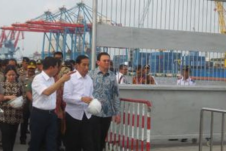 Presiden Joko Widodo didampingi Gubernur DKI Jakarta Basuki Tjahaja Purnama serta sejumlah menteri saat meninjau kedatangan 350 ekor sapi dari NTT di Pelabuhan Tanjung Priok, Jakarta Utara, Jumat (11/12/2015).