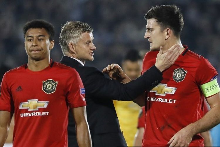 Pelatih Manchester United, Ole Gunnar Solskjaer memberi arahan kepada Harry Maguire kala bertandang ke markas Partizan dalam Liga Europa, Kamis (24/10/2019) malam WIB.