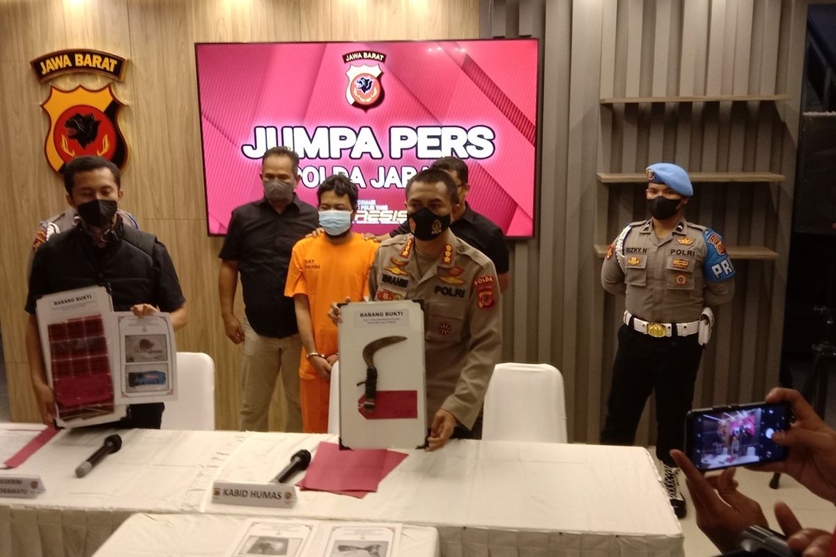 Kabidhumas Polda Jabar, Kombes Pol Ibrahim Tompo tengah memperlihatkan tersangka dan barang bukti penganiaya kiai, istri dan ponakan di Indramayu, Kamis (10/3/2022).