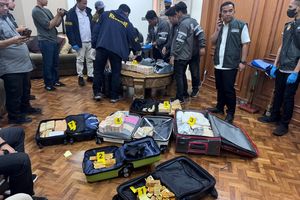 Polisi Sita Emas 74 Kg dan Uang Ratusan Miliar di Dalam Brankas Saat Geledah Rumah di Sentul