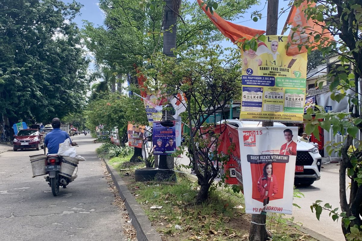 Puluhan pohon yang ada di Jalan Nangka Raya, Kayuringin Jaya, Kecamatan Bekasi Selatan, Kota Bekasi, menjadi korban iklan kampanye Pemilu 2024, Sabtu (20/1/2024). Sepanjang jalan tersebut ada banyak alat peraga kampanye (APK) berbagai jenis yang menancap di pohon-pohon.