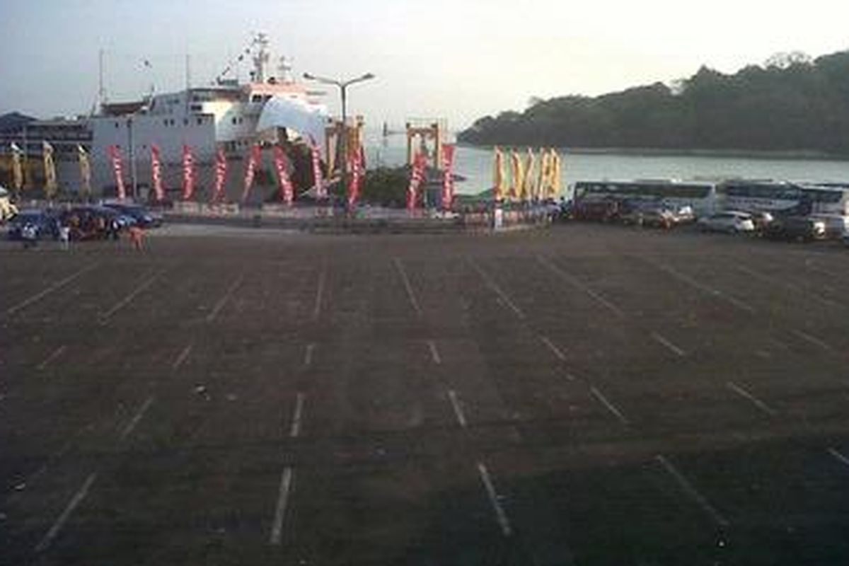 Arus mudik di Pelabuhan Penyeberangan Merak sore ini, Sabtu (18/8/2012), sudah sepi. Tak ada lagi antrean penumpang dan kendaraan.
