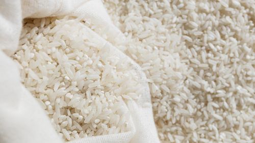 Bawaslu Terima Laporan Bagi-bagi Sembako Bergambar Paslon Pilkada Padang