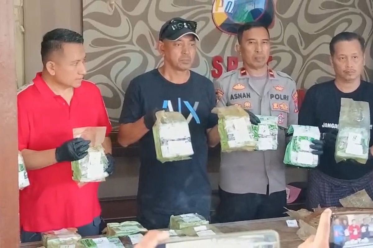 Dirreskoba Polda Jatim dan BNNP Jatim saat merilis narkoba di Polsek Masalembu, Sumenep. 