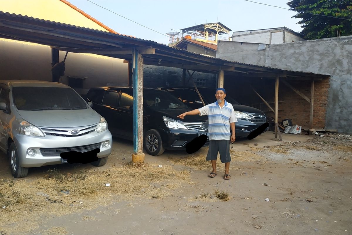Sukin (61) Ketua RT 009 RW 002 Bintara Jaya, Bekasi menunjuk lokasi yang diduga dipakai AR (61) memperkosa siswi SD dekat kontrakannya.