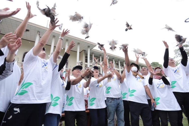 Pelepasan 73 ekor burung perkutut oleh Rektor UGM Prof dr Ova Emilia, MMed Ed, SPOG (K) sebagai tanda perayaan dies natalis ke-73 UGM di halaman Balairung UGM, Jumat (23/9/2022). 

