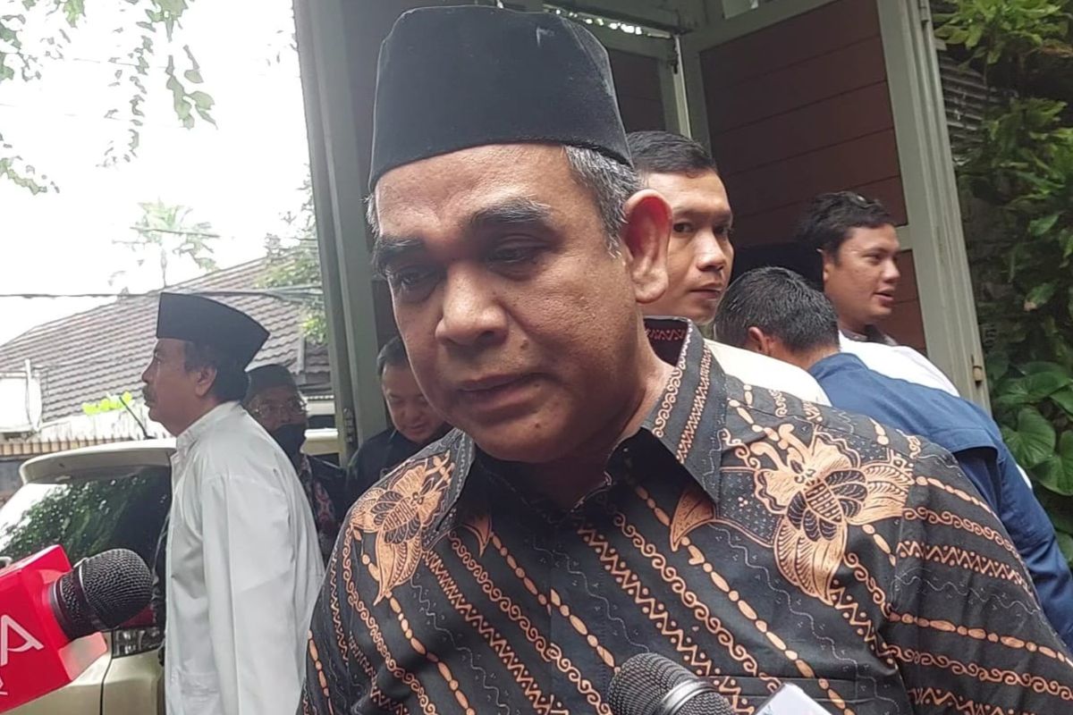 Sekretaris Jenderal (Sekjen) Partai Gerindra Ahmad Muzani saat melayat ke rumah duka Rizal Ramli di kawasan Mampang Prapatan, Jakarta Selatan, Rabu (3/1/2024).