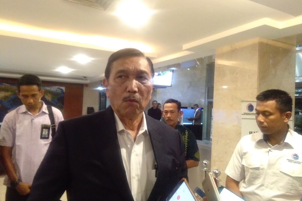 Menko Maritim dan Investasi, Luhut Binsar Pandjaitan memberikan keterangan pers di Kantor Kemenko Maritim dan Investasi, Jakarta, Senin (3/2/2020).