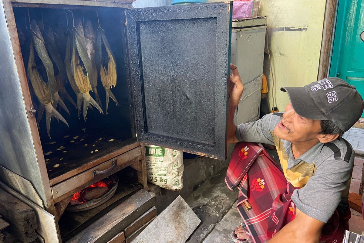 Proses pengasapan bandeng khas Sidoarjo yang dilakukan secara tradisional 
