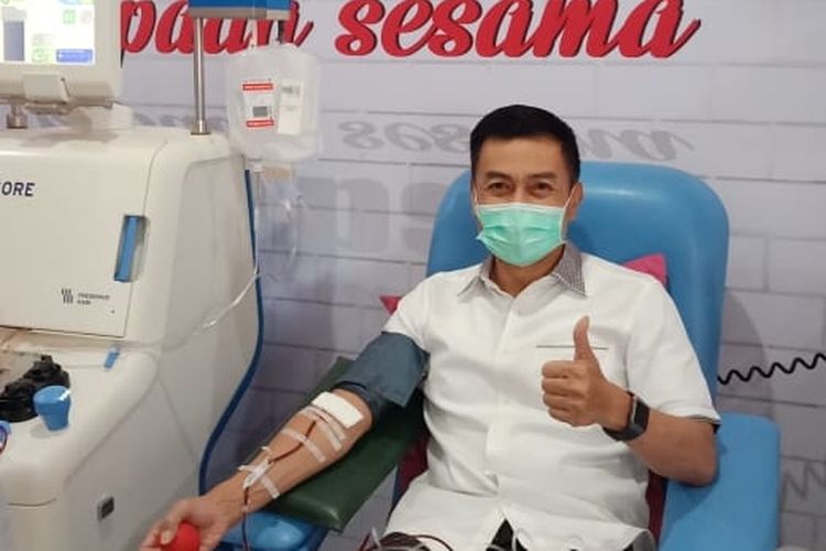 Wali Kota Salatiga Yuliyanto melakukan donor plasma konvalesen di PMI Surakarta.