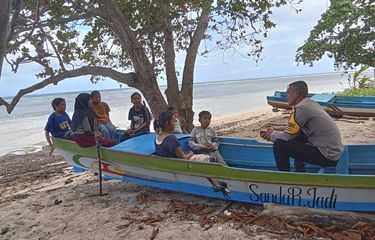 Cerita Bripka Safrijal Ajak Pelajar di Pulau Manipa Maluku Olah ...