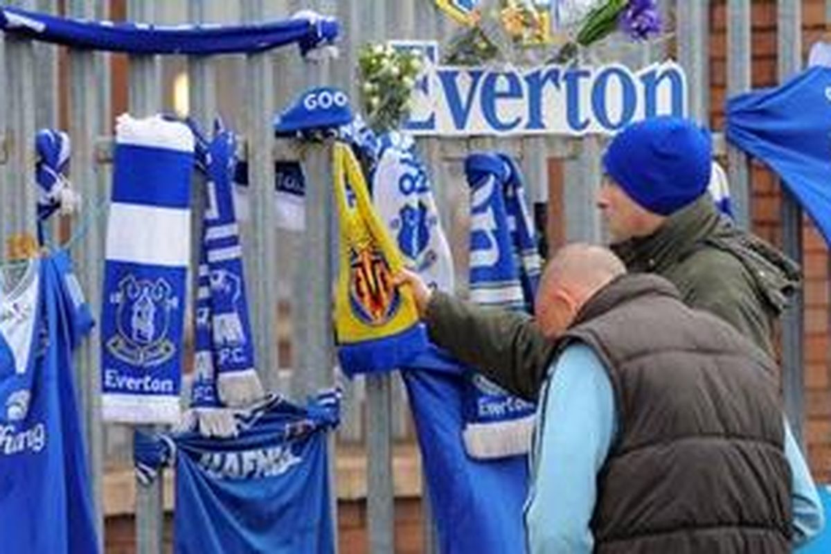 Para suporter berbela sungkawa atas kematian Gary Speed. Mereka memasang seragam Speed di gerbang Everton, klub yang pernah diperkuat Speed. Speed meninggal dunia Minggu (28/11/2011) karena bunuh diri.