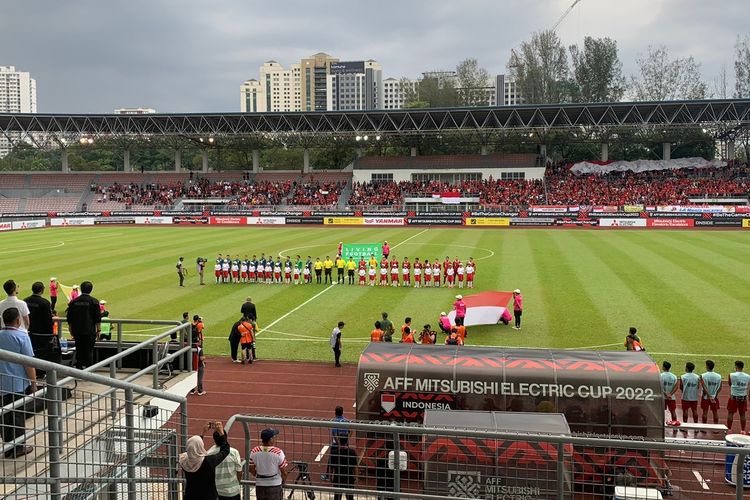 Para pemain timnas Indonesia dan timnas Brunei berbaris jelang kick off laga Grup A Piala AFF 2022 tersebut di Kuala Lumpur FA Stadium, Kuala Lumpur, Malaysia, pada Senin (26/12/2022).