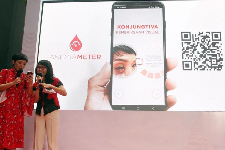 Memeriksa konjungtiva pemeriksaan visual pada ANEMIAMETER sebagai potensi gejala dari anemia saat memiliki kelopak mata pucat