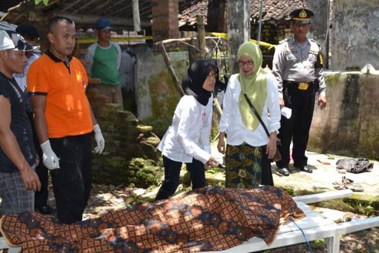 DITURUNKAN -Jenazah korban bunuh diri bernama Wateno ( 54) alias Glondor, warga Desa Sumberejo, Kecamatan Geger, Kabupaten Madiun diturunkan dari lokasi gantung diri, Rabu ( 8 / 3 / 2017) .