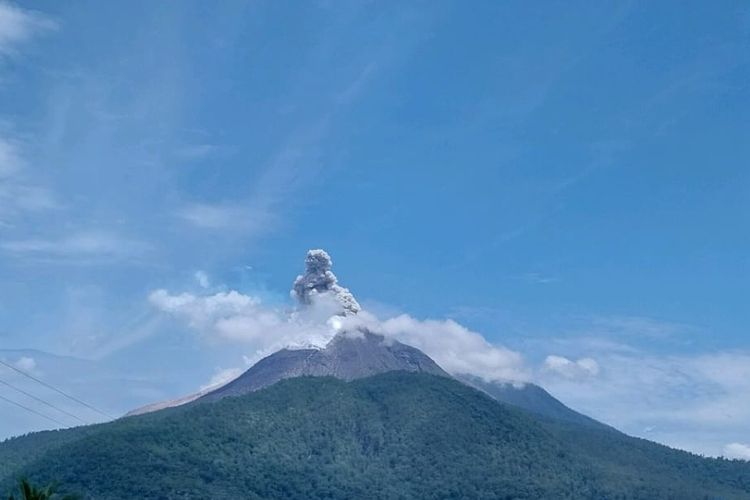 Visual Gunung Lewotobi Laki-laki saat terjadi erupsi pada Minggu (21/1/2024)
