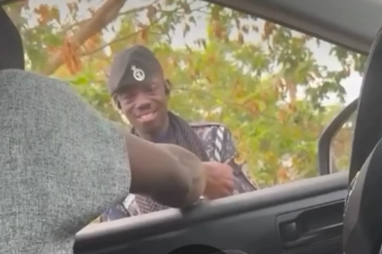 Polisi di Afrika Sigap Bantu Warga Kehabisan Bensin hingga Ganti Ban, Tolak Uang Terima Kasih