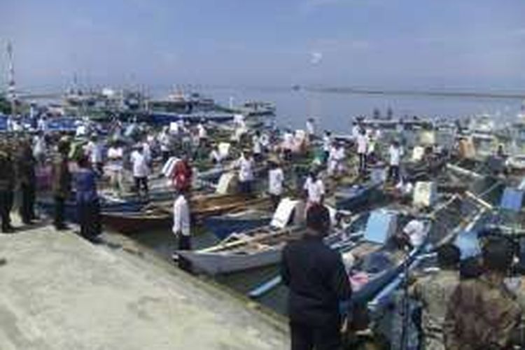 Presiden RI, Joko Widodo menemui nelayan setelah meresmikan Pelabuhan Perikanan Untia di Makassar, Sabtu (26/11/2016).