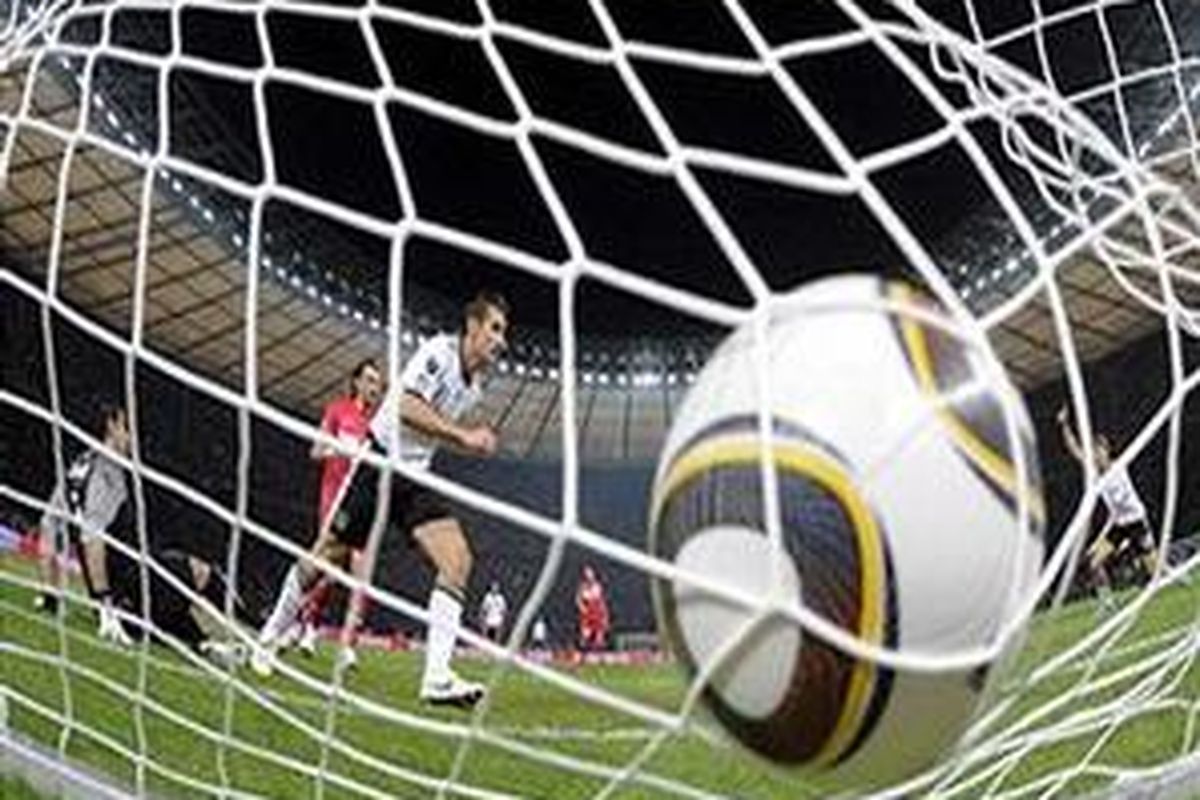 Penyerang Jerman, Miroslav Klose, mencetak gol ke gawang Turki, dalam lanjutan penyisihan grup Piala Eropa 2012, Jumat (8/10/2010).