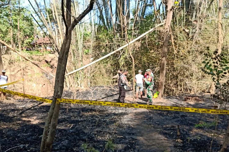 OLAH TKP—Polisi melakukan olah tempat kejadian perkara penemuan mayat nenek Sumisisum (78) yang diduga tewas terpanggang api di Desa Wringinanom, Kecamatan Sambit, Kabupaten Ponorogo, Jawa Timur, Rabu (29/9/2021) siang.