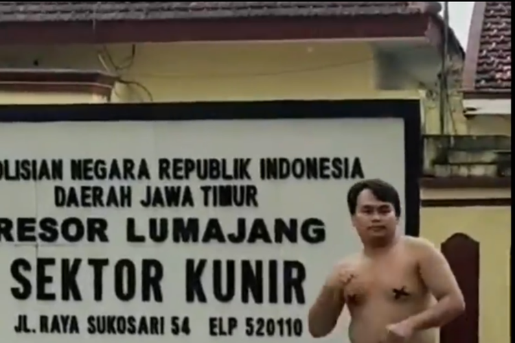 Tangkapan layar video pria joget tanpa busana di depan Mapolsek kunir