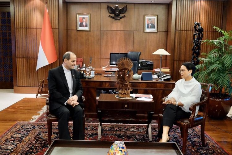 Menlu Retno LP Marsudi saat bertemu dengan Dubes Iran untuk Indonesia di Kantor Kemenlu, Senin (6/1/2020) sore.