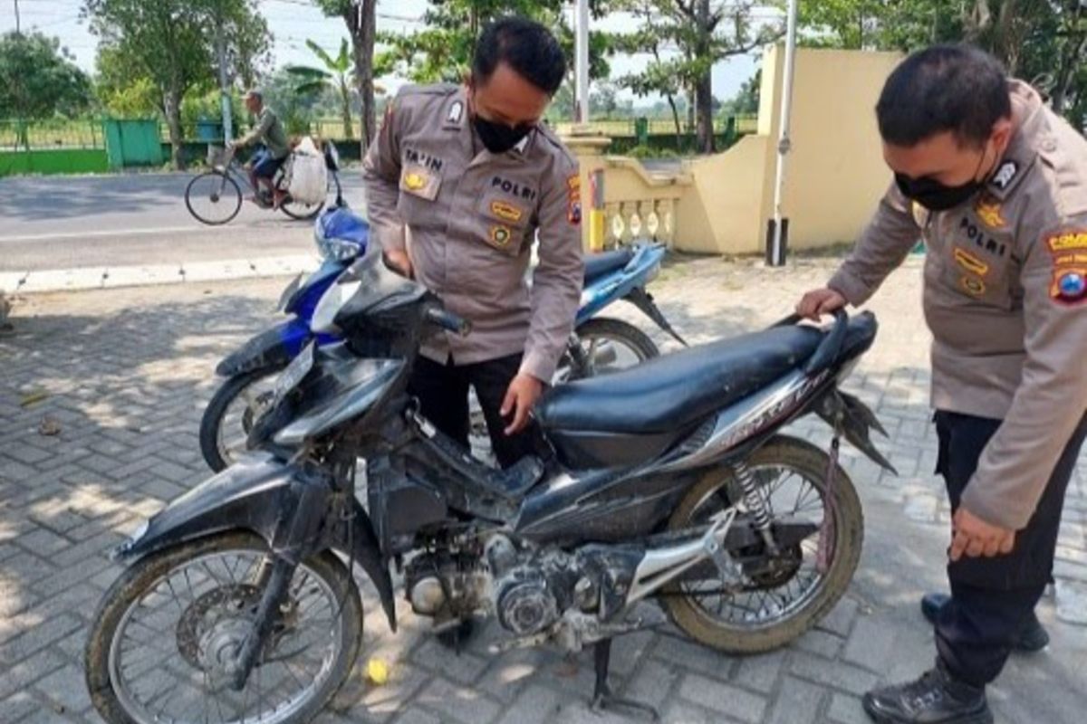 Barang bukti sepeda motor curian yang dilakukan oleh pasutri pelaku curanmor di Bojonegoro