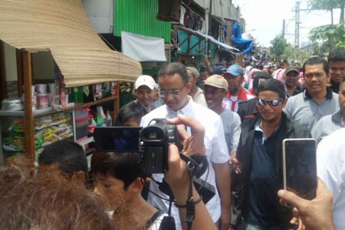 Anies Baswedan mendatangi warga kampung deret di Kelurahan Tanah Tinggi, Johar Baru, Jakarta Pusat, Minggu (12/3/2017)