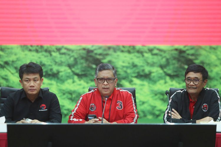 Sekretaris Jenderal PDI-P Hasto Kristiyanto (tengah) saat konferensi pers di Kantor DPP PDI-P, Jalan Diponegoro, Menteng, Jakarta, terkait persiapan Rakernas, Rabu (22/5/2024).