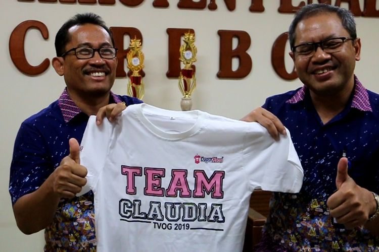 Yohannes Subagyo (kiri) guru musik, dan Gunawan (kanan) Kepala SMA BPK Penabur Cirebon menunjukan pakaian bertuliskan “Team Claudia TVOG 2019”, di salah satu ruang SMA BPK Penabur Senin (11/11/2019). Menurut keduanya kemenangan Audi menjadi kebanggaan warga Cirebon, dan juga Indonesia.