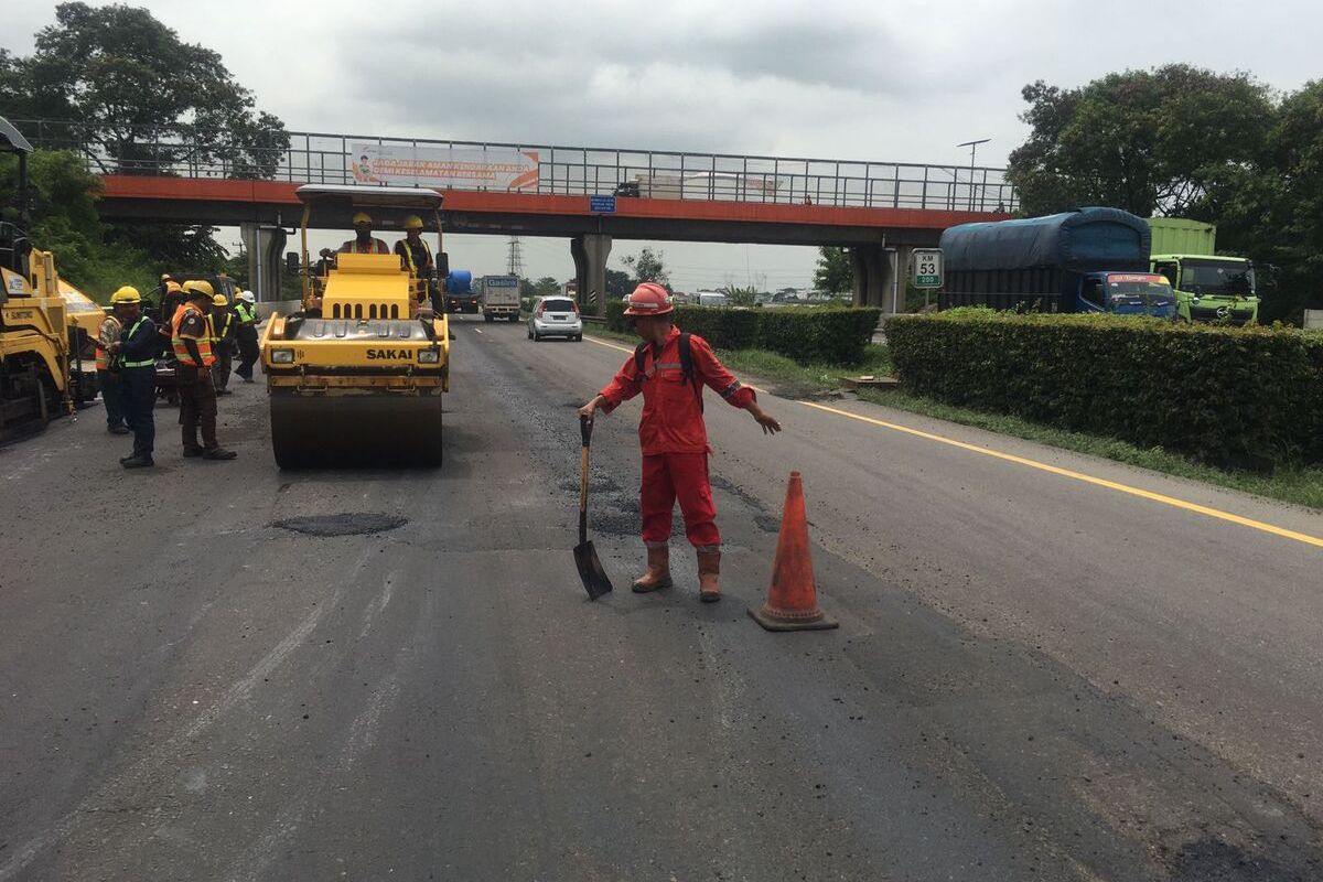 Sejumlah pengguna Tol Tangerang-Merak alami pecah ban, Pengelola tol langsung melakukan perbaikan jalan berlubang