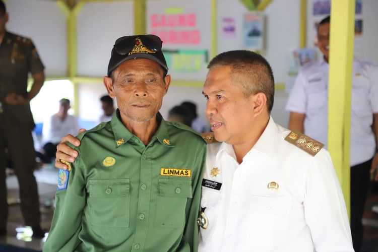 Penjabat (Pj) Bupati Bandung Barat Arsan Latief dalam kegiatan Roadshow Koordinasi dan Konsolidasi Linmas Tahun 2023 di Kecamatan Cipeundeuy beberapa waktu lalu. Pemerintah Kabupaten (Pemkab) Bandung Barat bakal memberikan insentif kepada anggota linmas pada 2024.