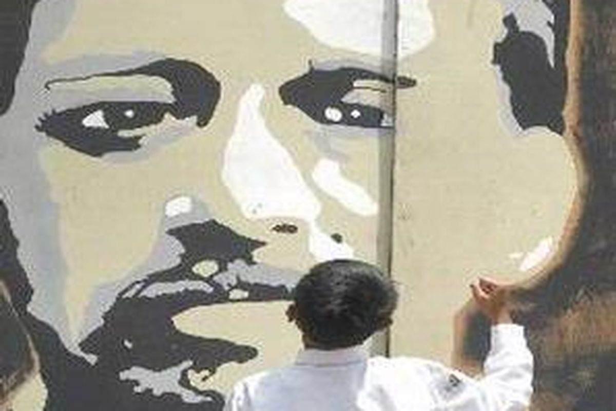 Puisi Untuk Munir - Siswi SD Muhammadiyah 4 Kota Batu membaca puisi untuk pejuang HAM, Munir saat upacara peringatan hari HAM sedunia di kota Batu Jawa Timur, Senin (10/12/2007). Para siswa di sekolah almamater Munir tersebut selain berupacara juga berziarah ke makam Munir.