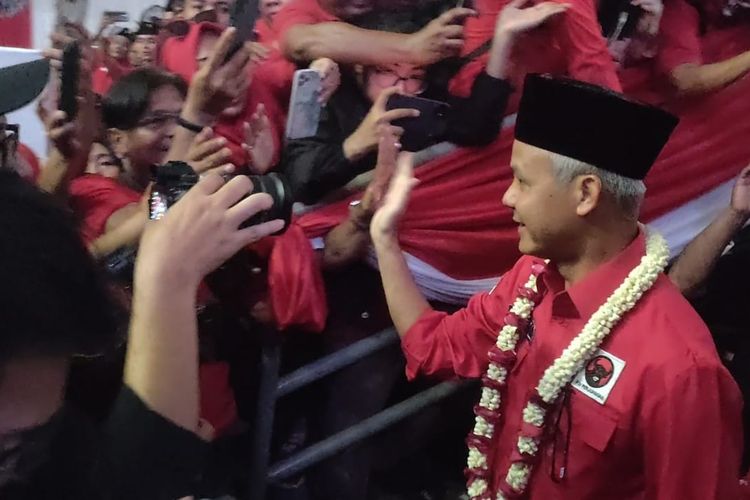 Bakal calon presiden (bacapres) PDI-P Ganjar Pranowo tiba di Basket Hall Senayan, Jakarta, Minggu (4/6/2023) menghadiri acara konsolidasi PDI-P DKI Jakarta dalam pemenangan Pilpres 2024.