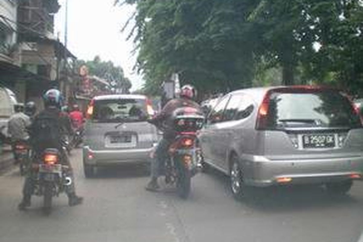 Kemacetan membuat pengemudi harus bisa menahan emosi dan bersabar