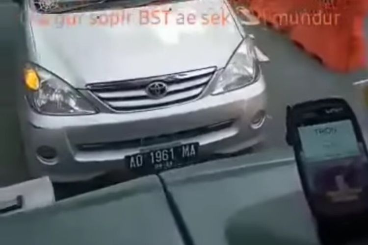 Tangkapan layar dalam video viral mobil Avanza silver adu banteng dengan BST di Jalan Slamet Riyadi Solo.