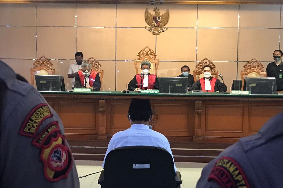Herry Wirawan mengikuti sidang vonis di di PN Bandung
