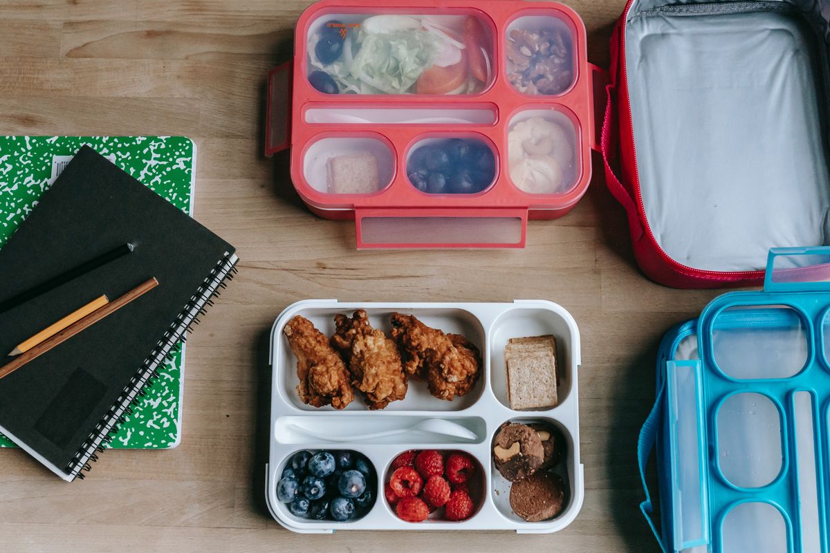 Bekal makanan untuk anak sekolah bisa membuat ibu kebingungan mencari ide menu yang lezat dan tidak membosankan