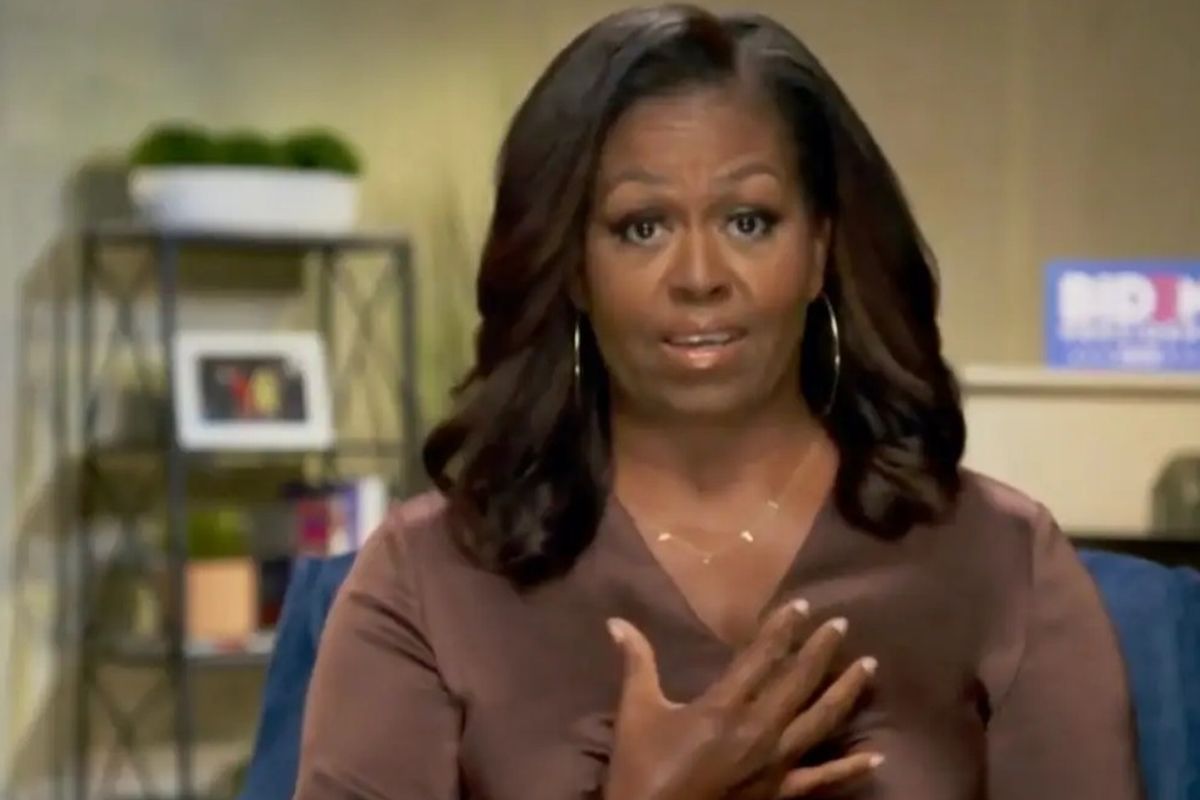 Kalung karya desainer Chari Cuthbert menjadi viral setelah digunakan oleh Michelle Obama.