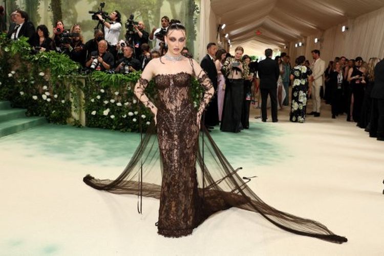 

Influencer dan YouTuber asal AS, Emma Chamberlain  menghadiri gelaran Met Gala 2024 di New York Metropolitan Museum of Art, New York, AS pada Senin (6/5/2024).
