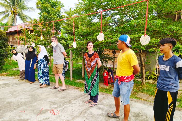 Atraksi lomba makan krupuk yang diikuti wisatawan mancanegara di homestay yang dikelola oleh Mimin dan Harry. Atraksi ini dirasakan sangat menyenangkan oleh wisatawan.