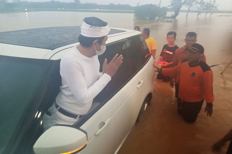 Anggota DPR RI Dedi Mulyadi saat menerabas banjir di Subang, Jawa Barat, Senin (8/2/2021). 