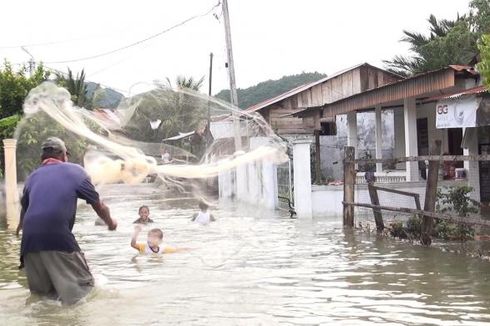 Cegah Stres, Warga Aceh Jadikan Banjir sebagai Tempat Bermain