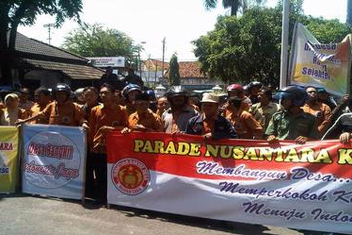 Ribuan perangkat desa di Kabupaten Brebes, Jawa Tengah, berunjuk rasa di halaman kantor Pemkab Brebes, menuntut dukungan pengesahan Undang-undang Desa, Jumat (11/11/2011).