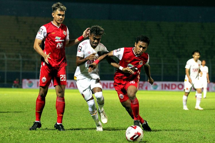 Pemain Persija Jakarta Rezaldi Hehanusa (kiri) dan Osvaldo Haay (kanan) meniga ketat pemain PSM Makassar Yacob Sayuri saat laga perdana babak penyisihan grup B Piala Menpora 2021 yang berakhir dengan skor 0-2 di Stadion Kanjuruhan Kabupaten Malang, Jawa Timur, Senin (22/03/2021) malam.