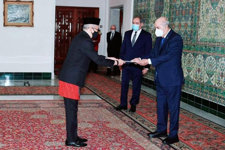 Duta Besar RI untuk Aljazair, Chalief Akbar, menyampaikan surat kepercayaan kepada Presiden Aljazair, Abdelmadjid Tebboune, di Istana Kepresidenan, pada Rabu (10/3/2021).