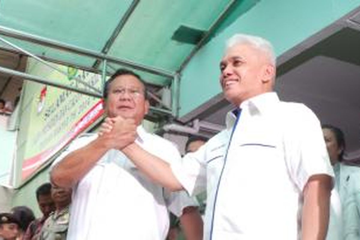 Bakal calon presiden dan wakil presiden, Prabowo Subianto dan Hatta Rajasa usai menjalani pemeriksaan di RSPAD Gatot Subroto, Jakarta, Jumat (23/5/2014).