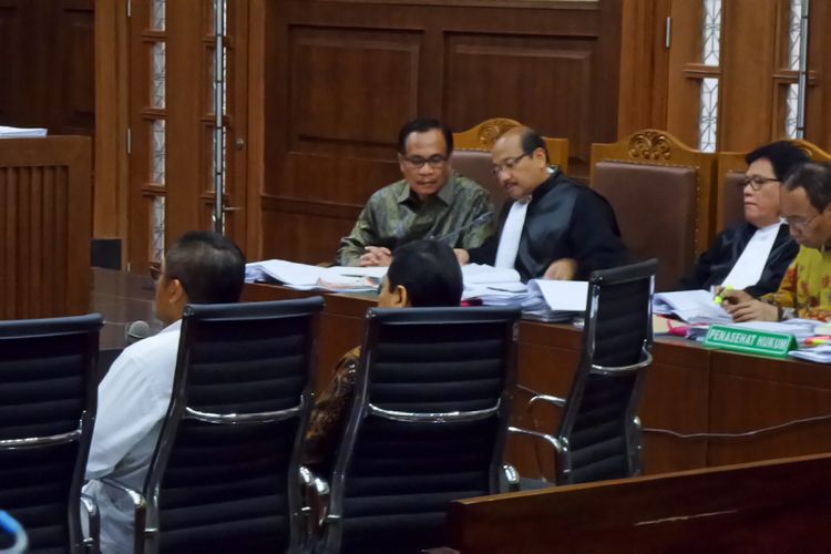 Mantan Ketua Umum Partai Demokrat, Anas Urbaningrum, dan Ketua DPR RI Setya Novanto di Pengadilan Tipikor Jakarta, Kamis (6/4/2017).